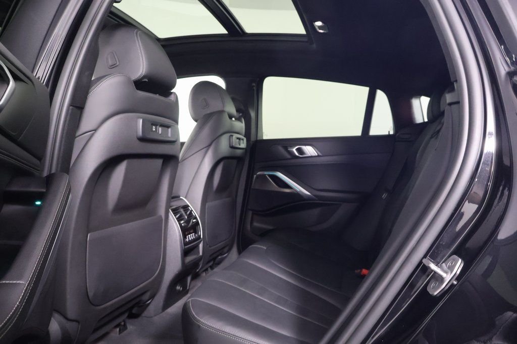 Used 2022 Black Sapphire Metallic BMW xDrive40i image 11