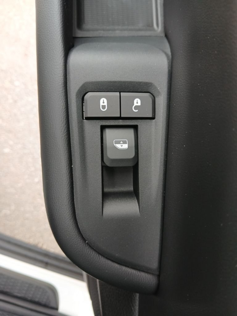 New 2026 Bright White Clear-Coat Exterior Paint Jeep Altitude image 30