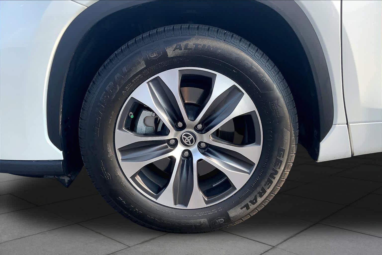 Used 2021 Blizzard Pearl Toyota XLE image 11