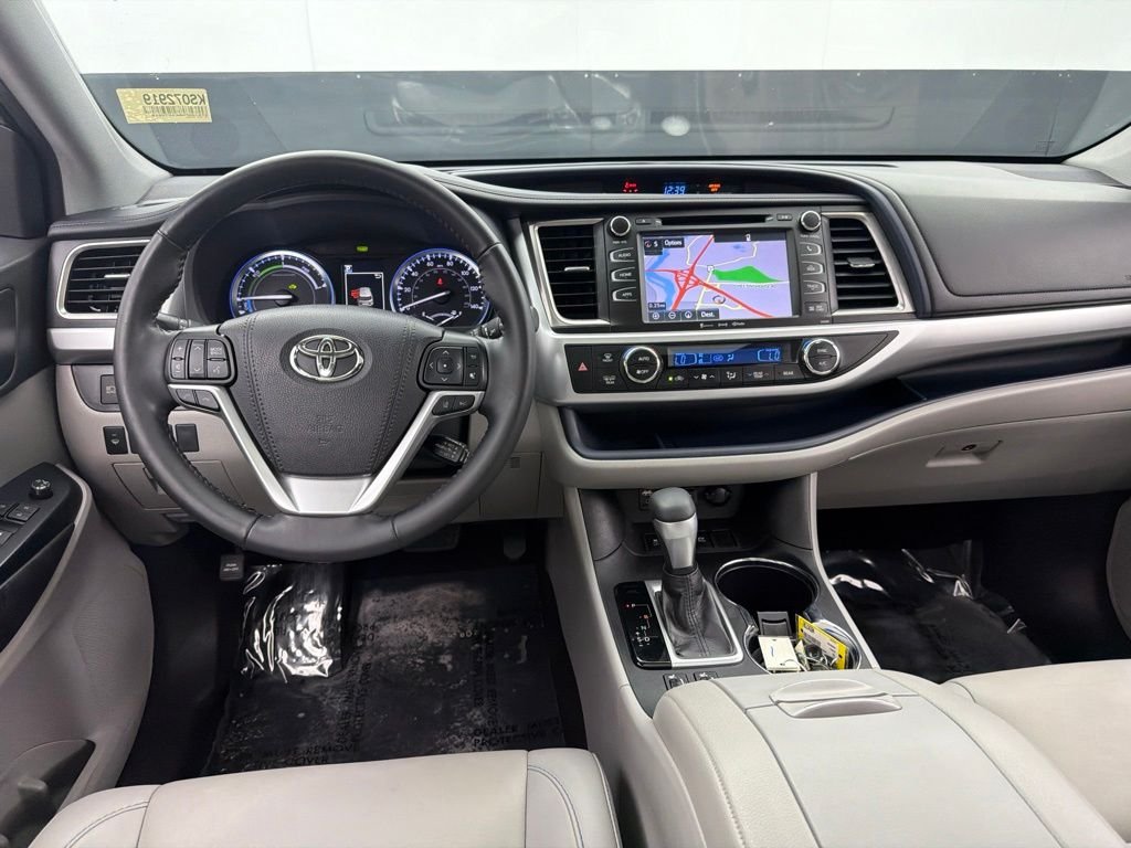 Used 2019 Silver Toyota XLE image 7