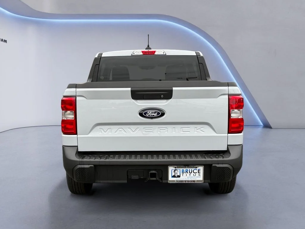 New 2025 Space White Metallic Ford XLT image 4