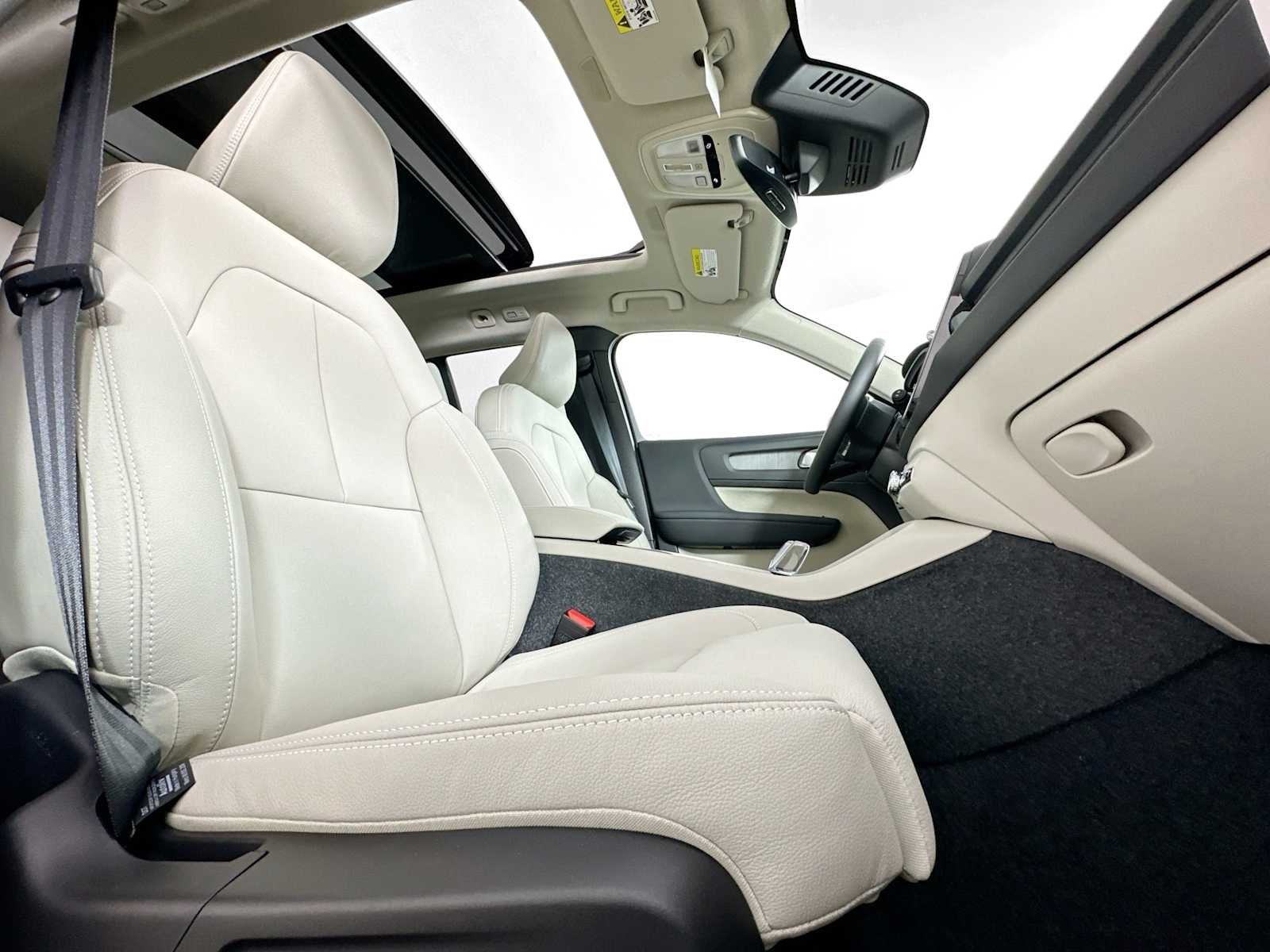 2025 Volvo XC40 Plus - Photo 24