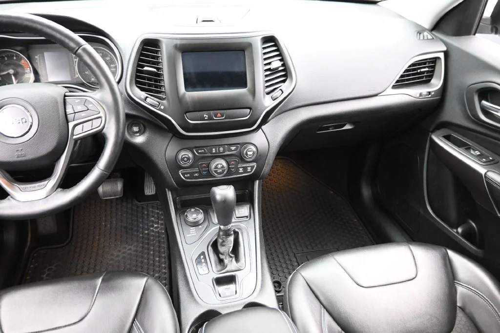Used 2019 White Jeep Latitude Plus image 15