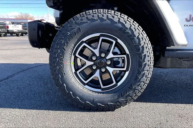 New 2026 Bright White Clear-Coat Exterior Paint Jeep Rubicon X image 12