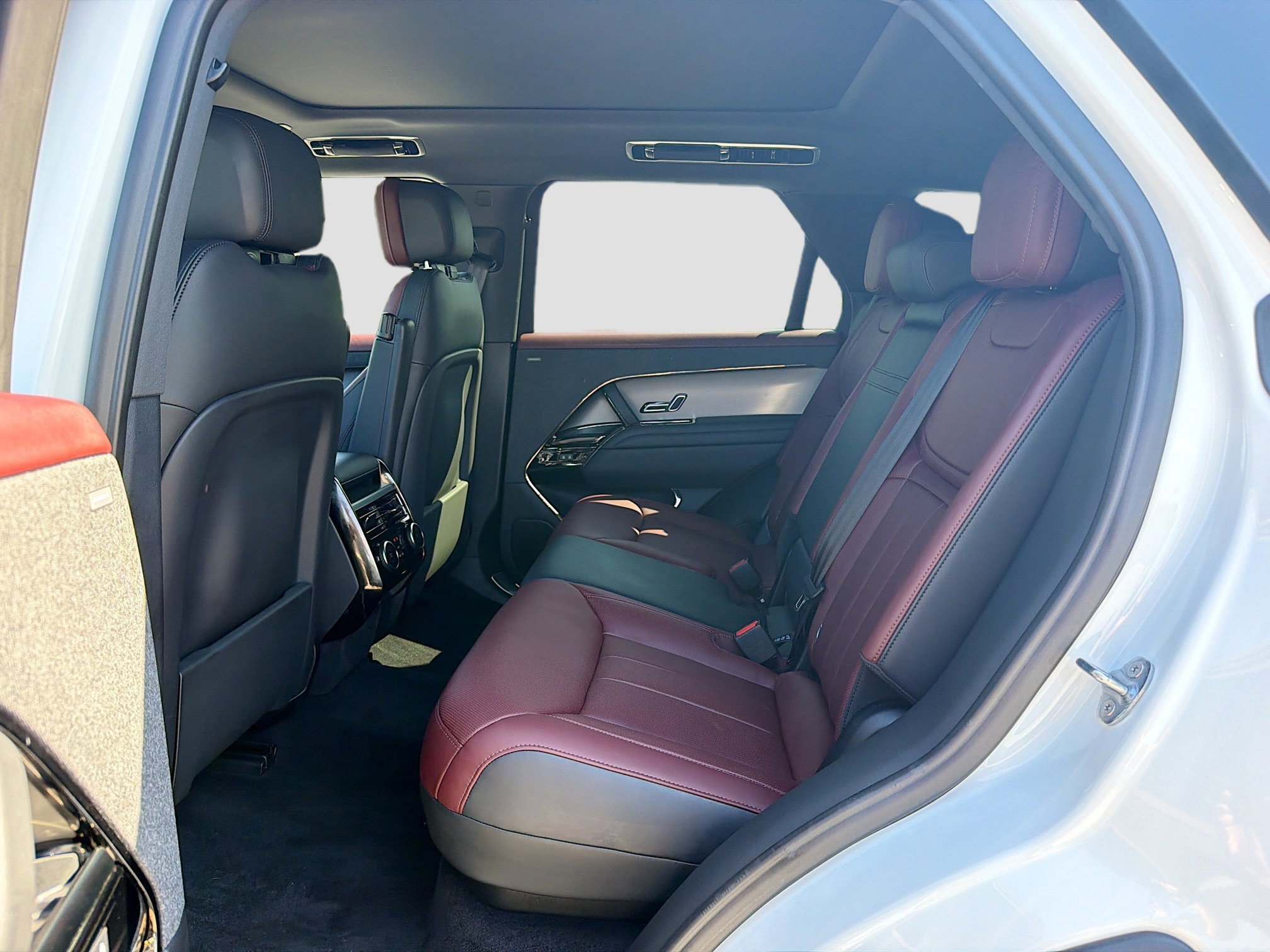 Used 2023 Fuji White Land Rover SE Dynamic image 22