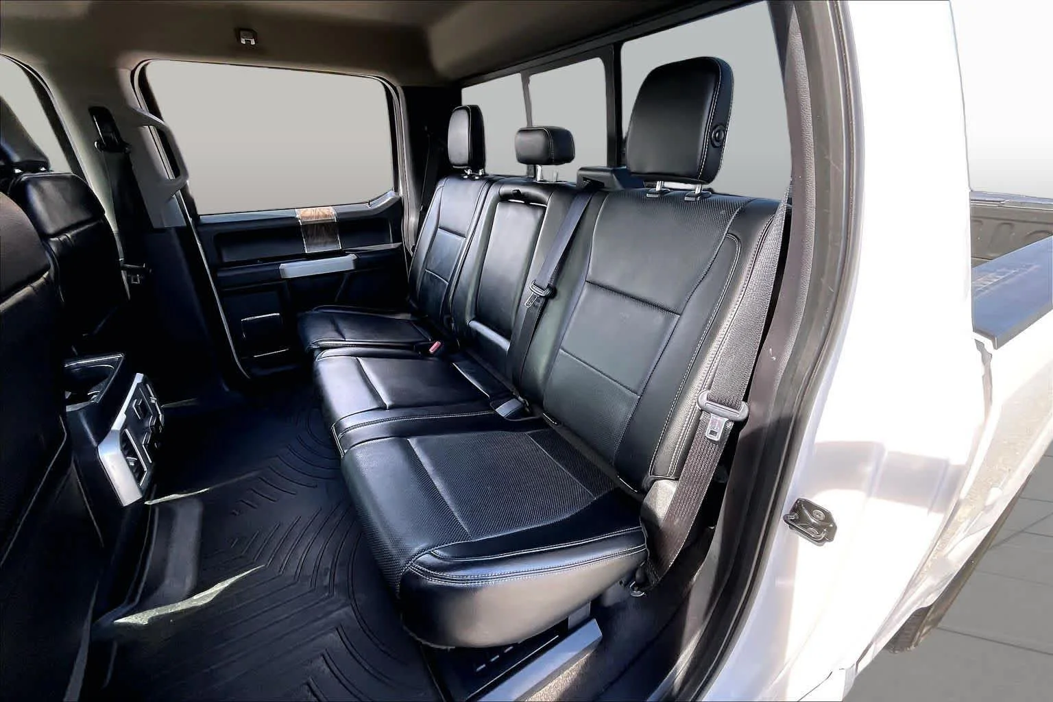 Used 2018 White Platinum Metallic Tri-Coat Ford LARIAT image 18