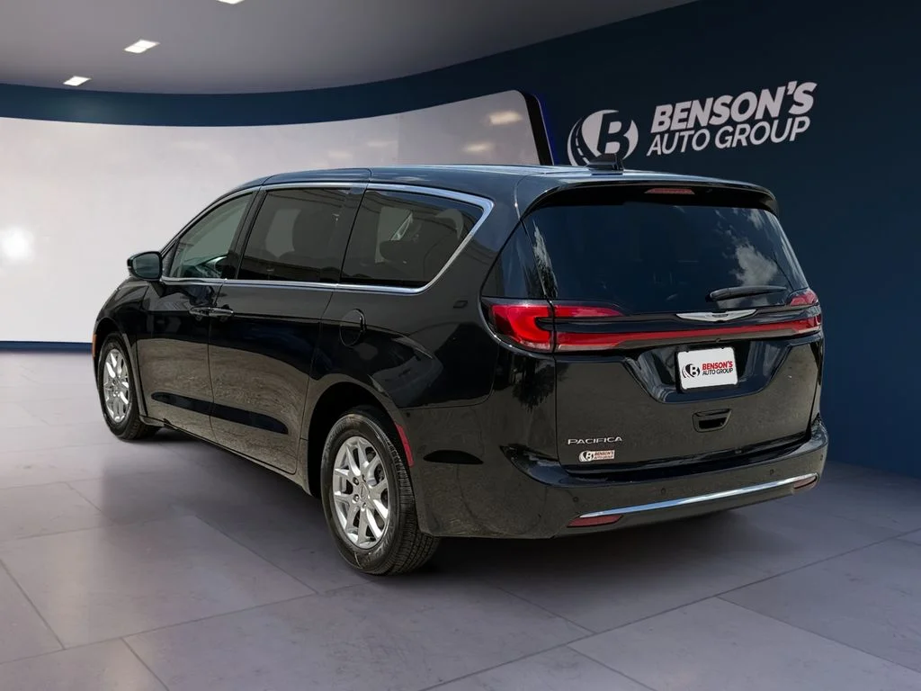 Used 2023 Black Chrysler Touring L image 3