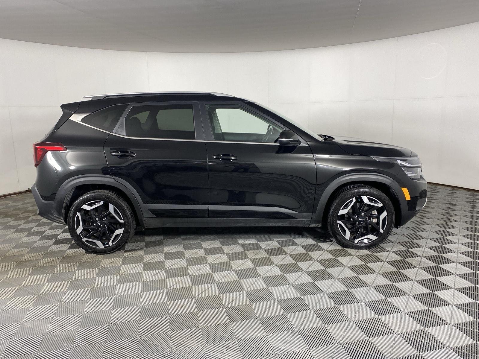 Used 2025 Fusion Black Kia SX image 11