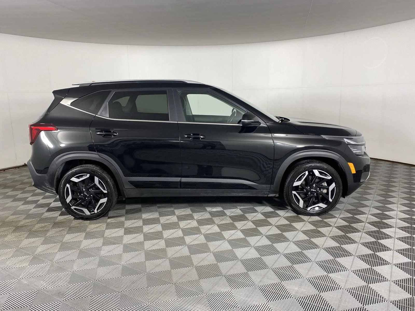 Used 2025 Fusion Black Kia SX image 11