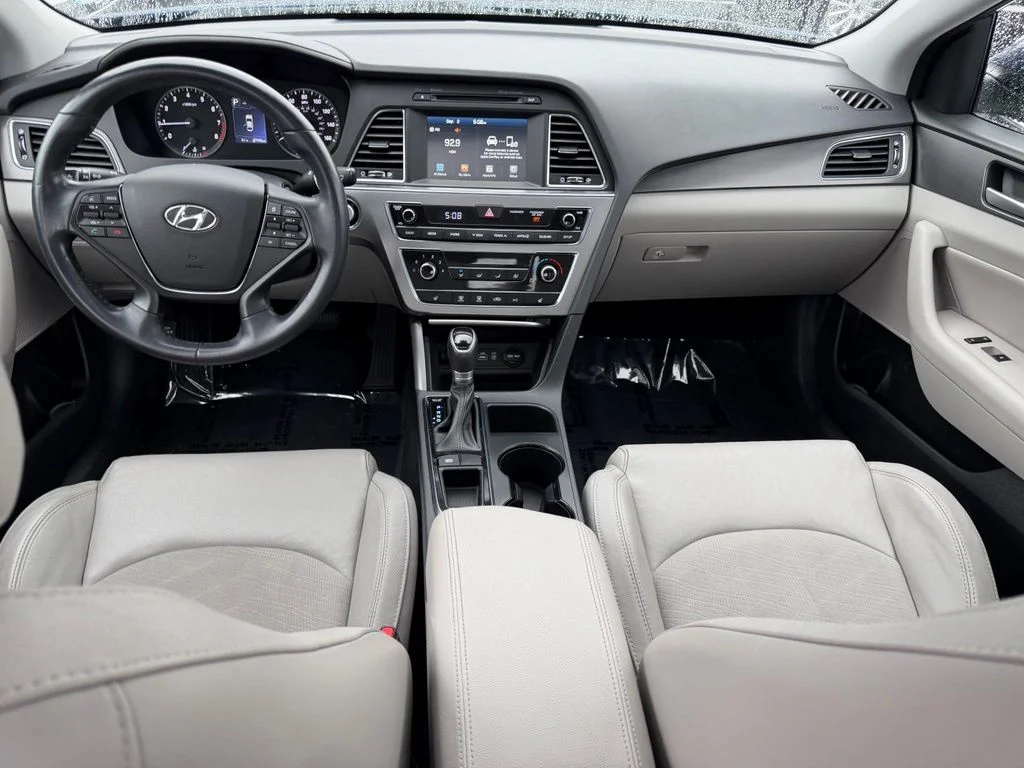 Used 2017 Lakeside Blue Hyundai Sport image 18