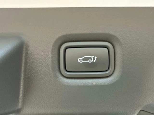 Used 2024 White Hyundai SEL image 17