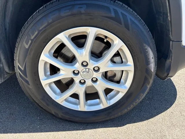Used 2015 White Jeep Latitude image 22