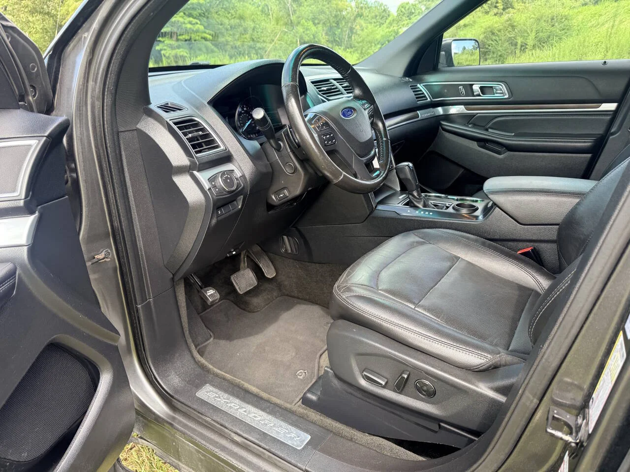 Used 2016 Gray Ford Limited 4dr SUV image 21