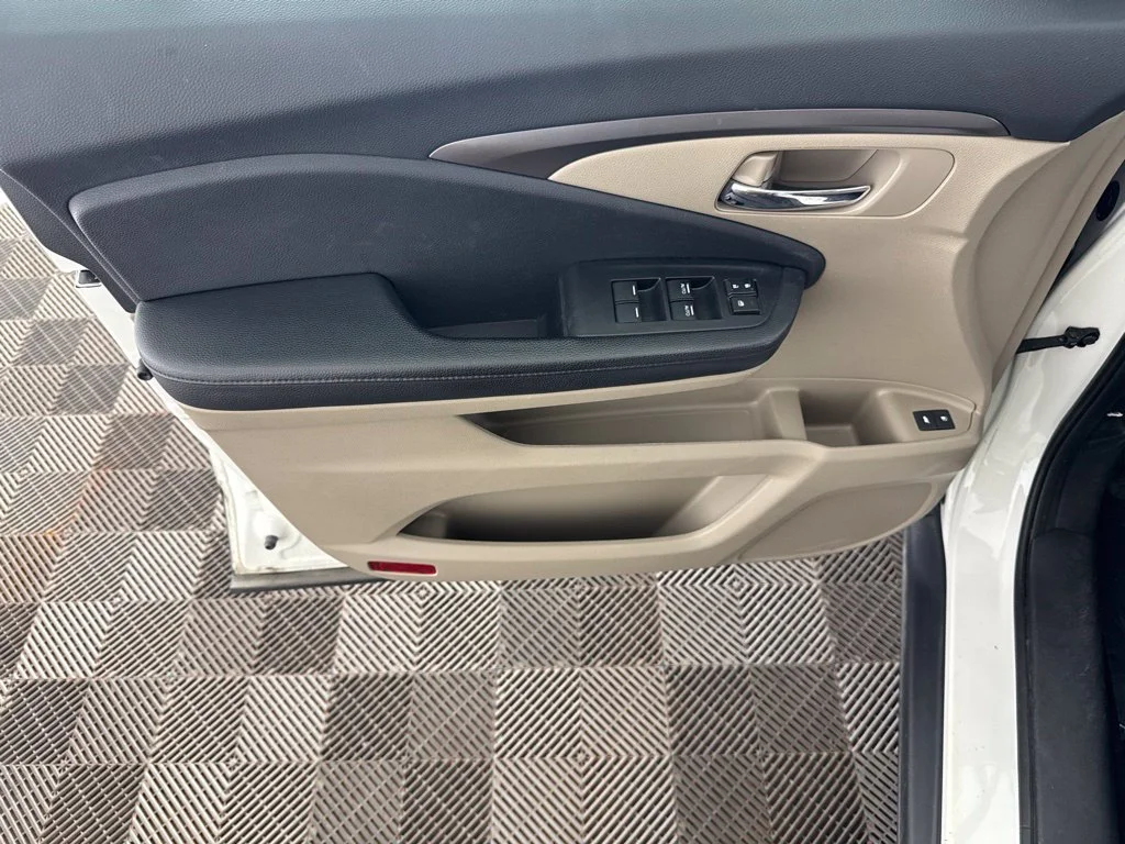 Used 2017 White Honda EX-L image 30