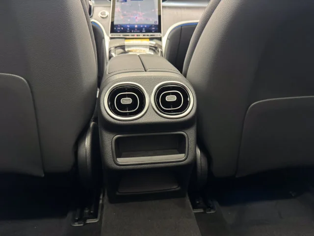 New 2026 Polar White Mercedes-Benz GLC 300 image 37