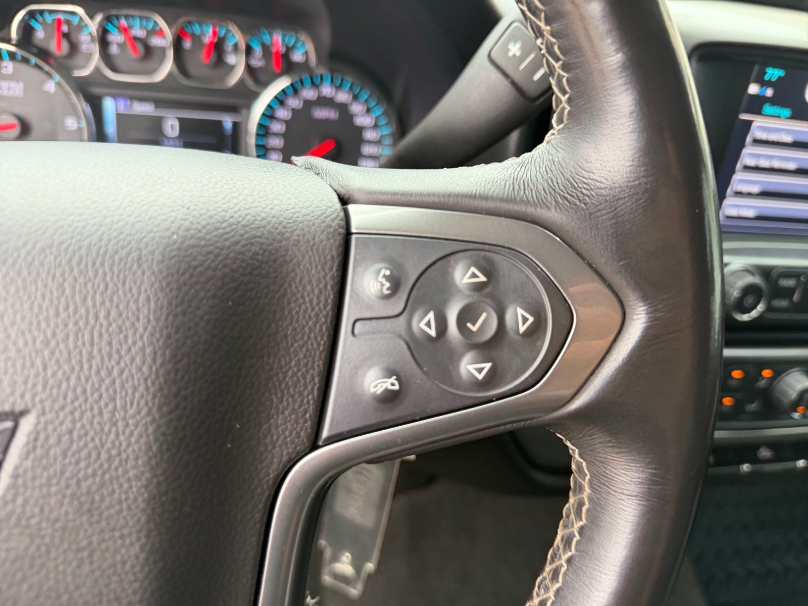 Used 2018 Silver Ice Metallic Chevrolet LT image 24