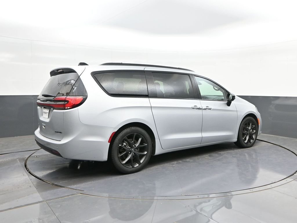 Used 2026 Silver Chrysler Limited image 15