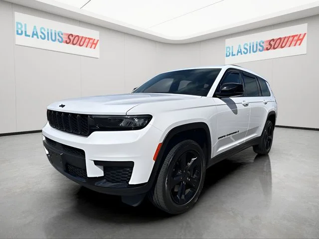Used 2023 White Jeep Altitude image 7