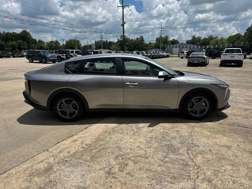 2025 Kia K4 LXS - Photo 11