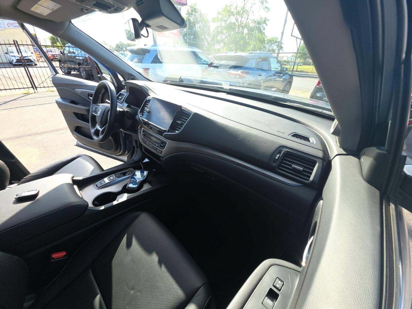 Certified Used 2025 Solar Silver Metallic Honda RTL image 15