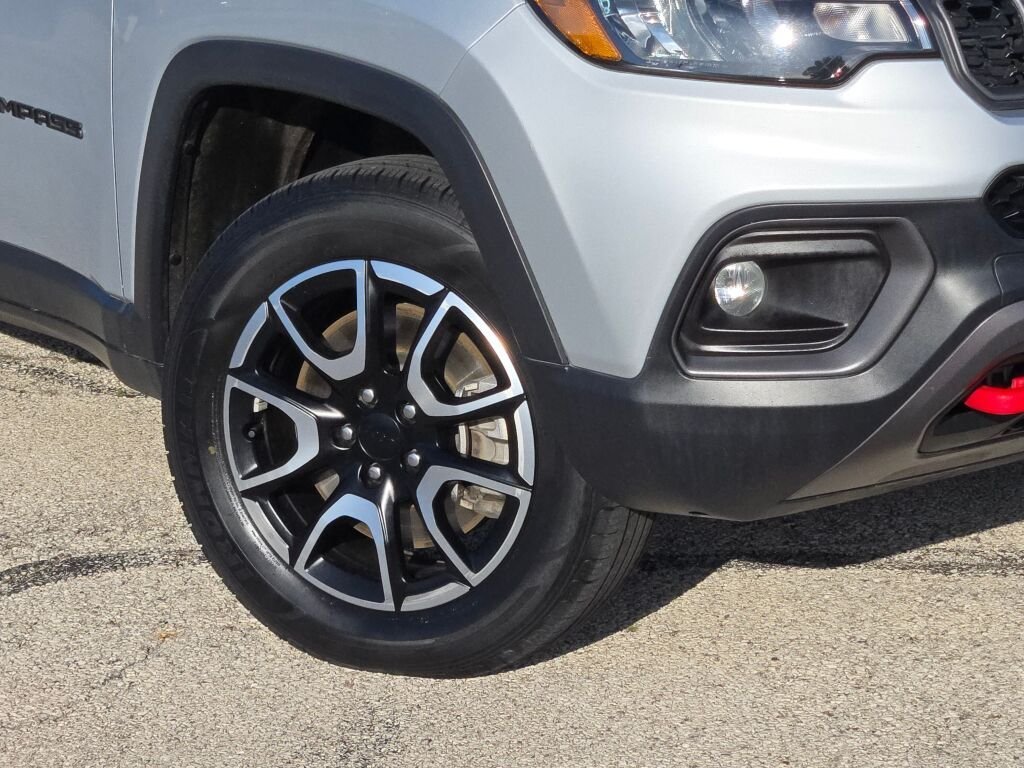 Used 2024 Silver Jeep Trailhawk image 3