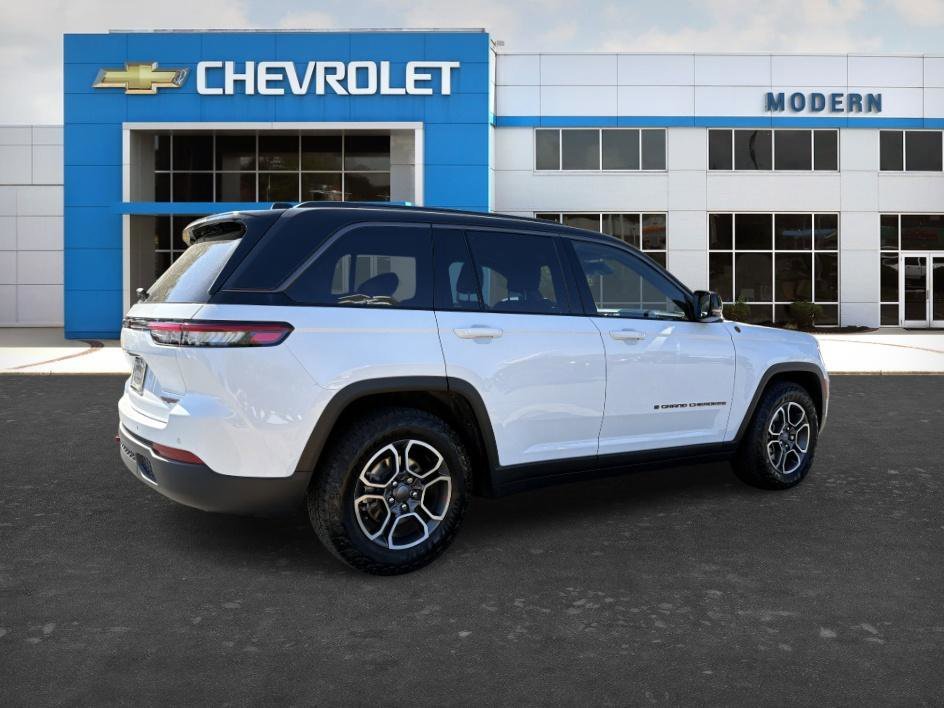 Used 2022 Bright White Clearcoat Jeep Trailhawk image 5