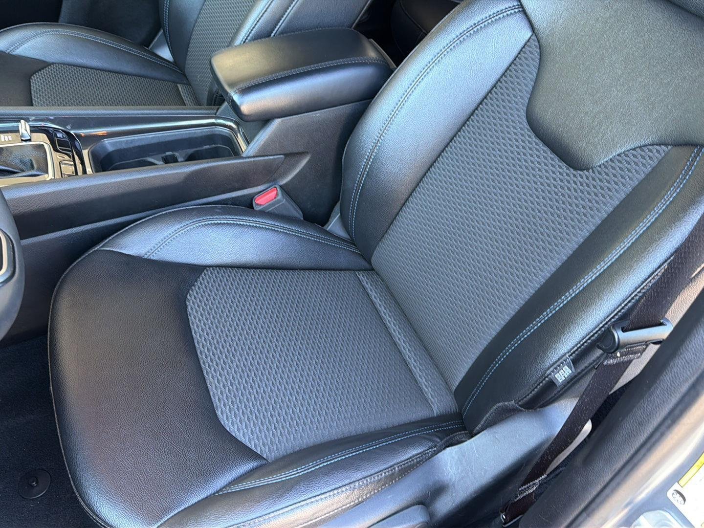 Used 2024  Jeep Latitude image 28