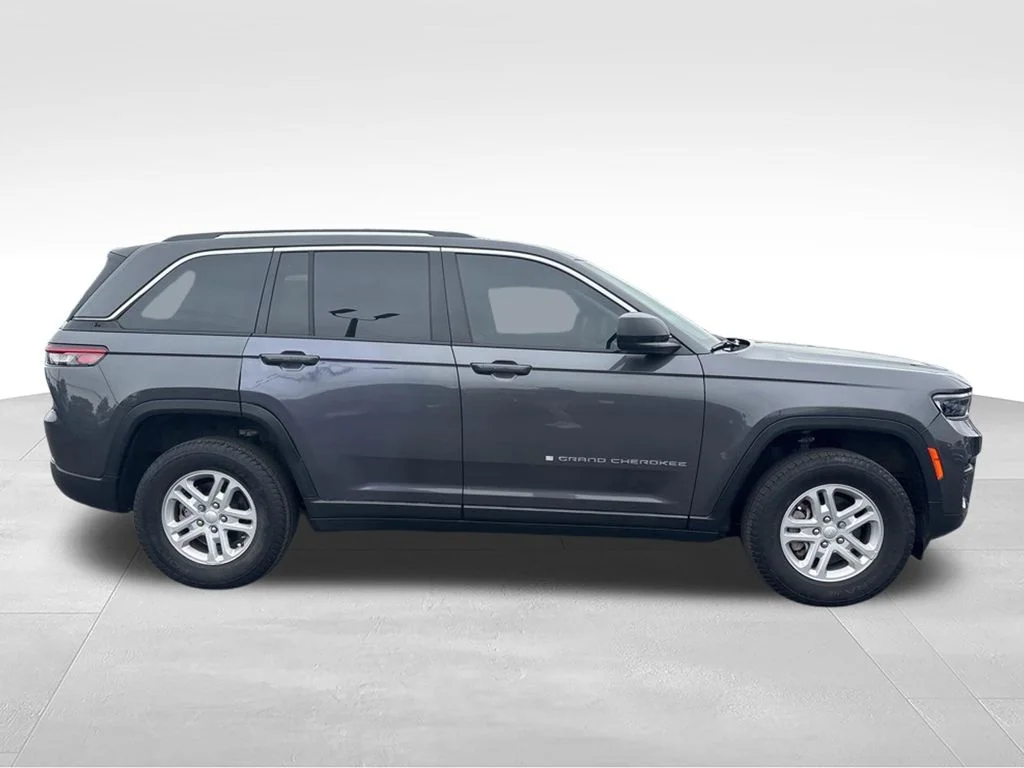 Used 2023 Gray Jeep Laredo image 2