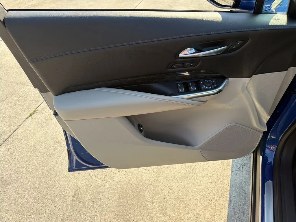 Used 2021  Cadillac Premium Luxury image 17