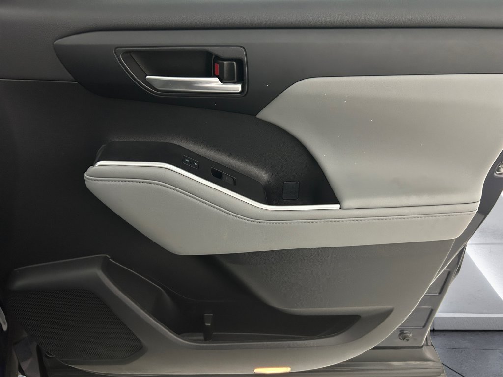 Used 2023  Toyota XLE image 15