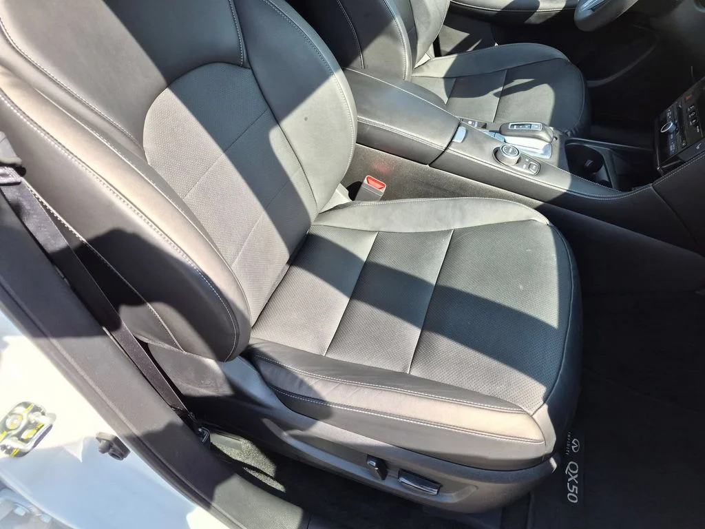 Used 2023 White INFINITI LUXE image 28
