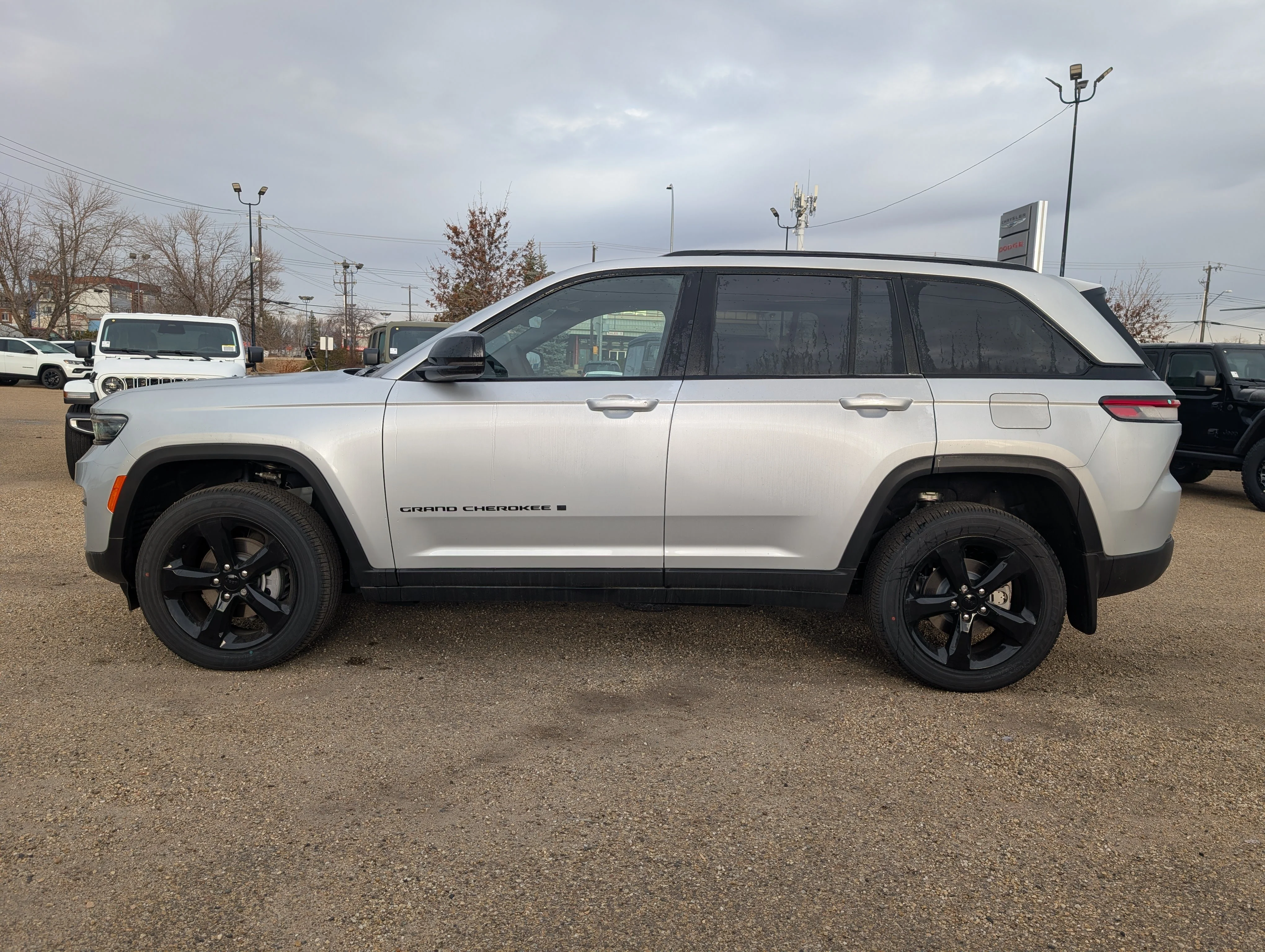 New 2025 Silver Zynith Jeep Altitude image 3