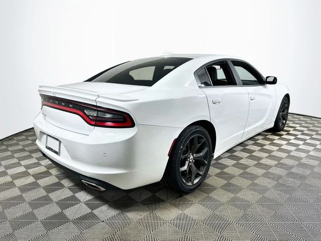 Used 2019 White Dodge SXT image 3