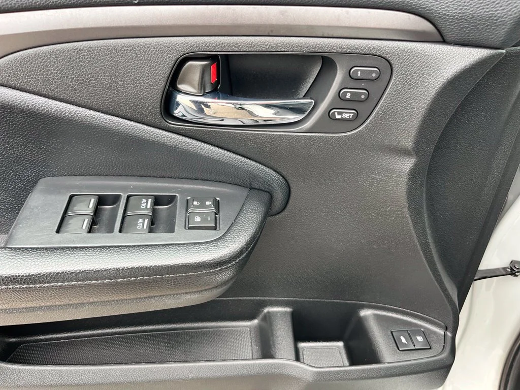 Used 2020 White Honda EX-L image 14