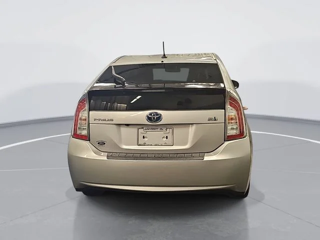 Used 2015 Silver Toyota Three image 4