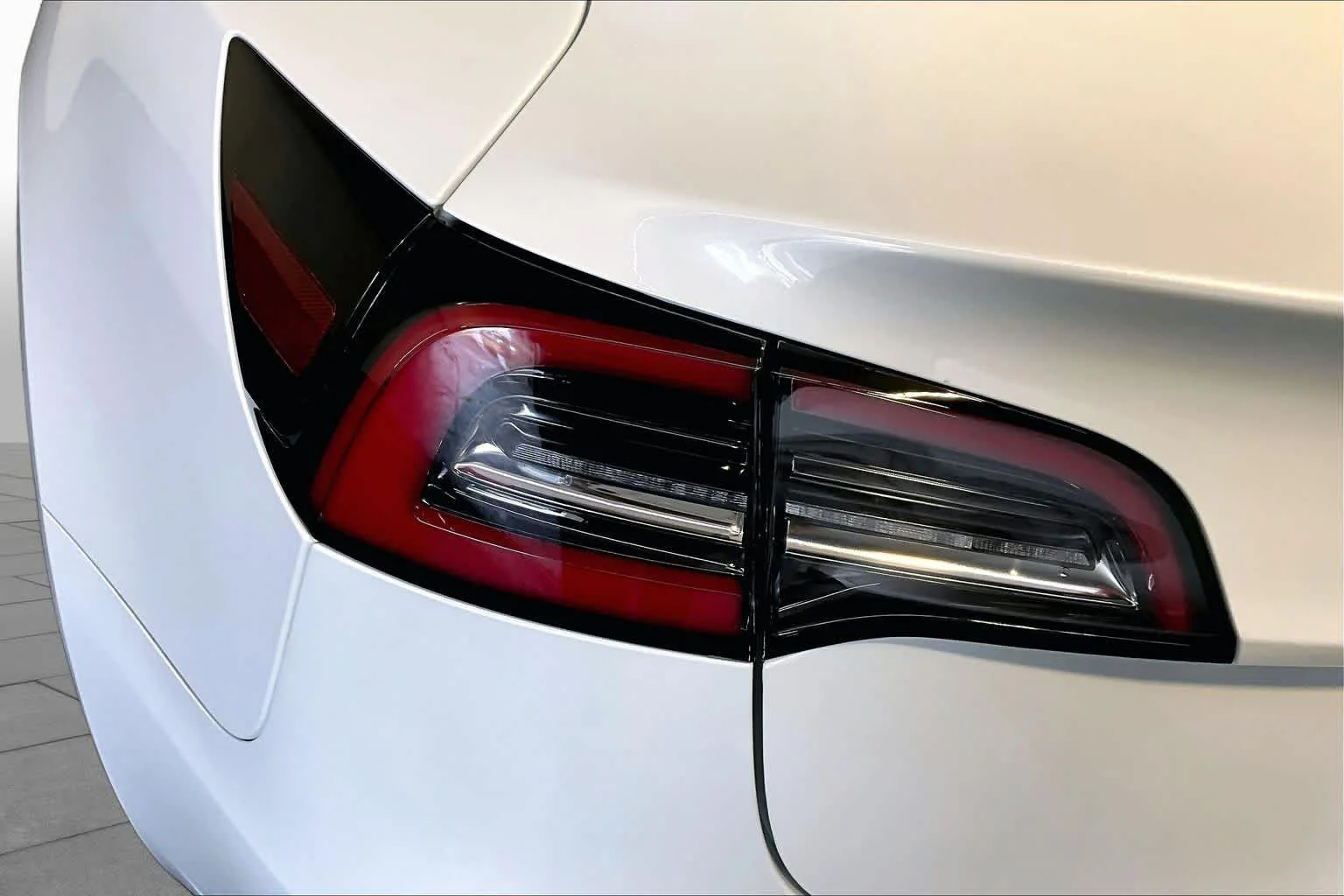 Used 2018 Pearl White Multi-Coat Tesla Long Range Battery image 26
