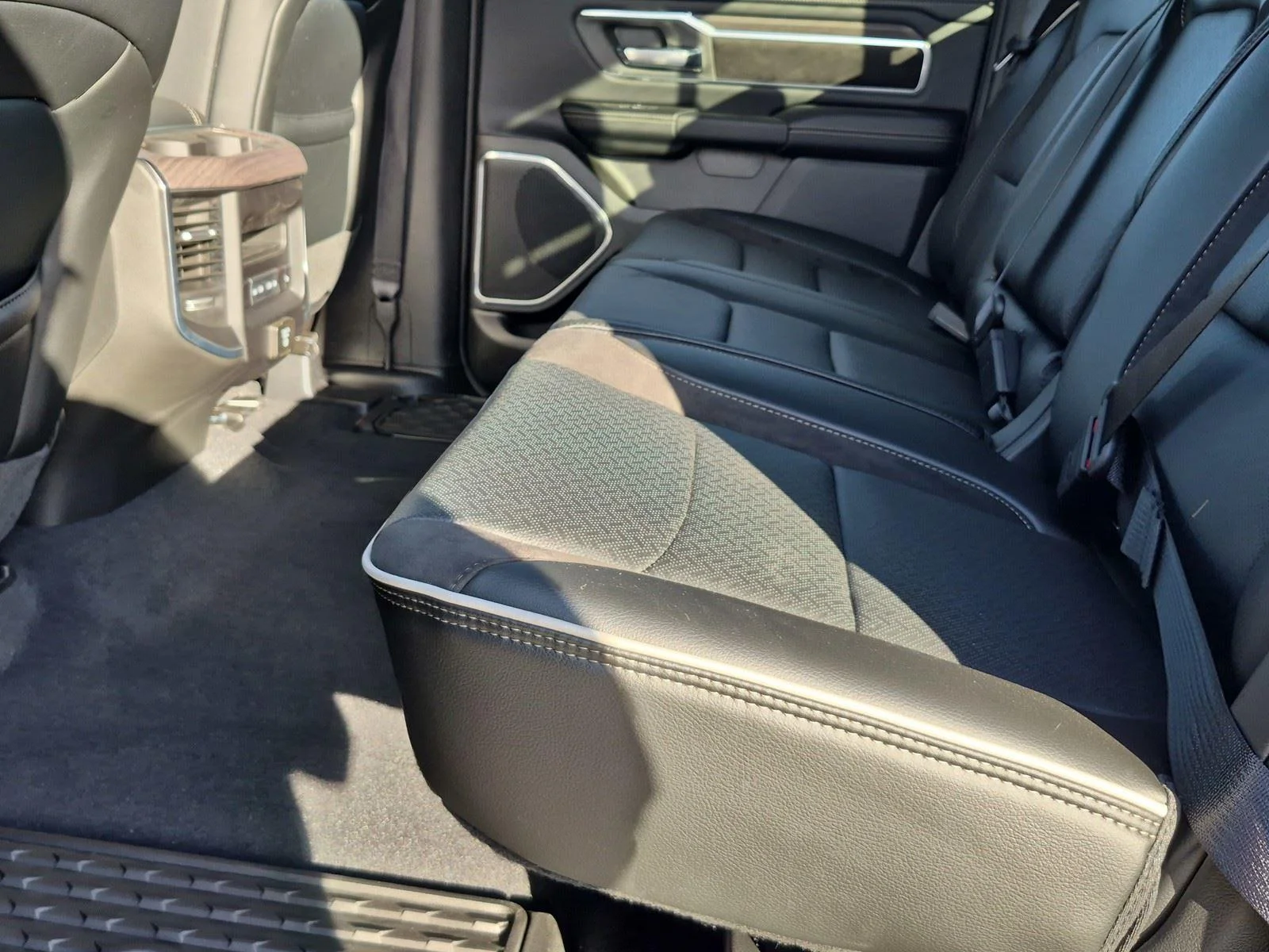 New 2026 Diamond Black Crystal Pearl-Coat Exterior Paint RAM Laramie image 16