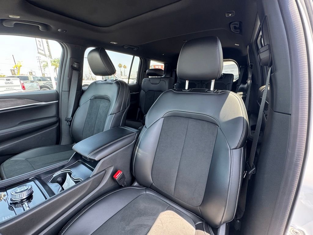 New 2026 Bright White Clear-Coat Exterior Paint Jeep Altitude image 20