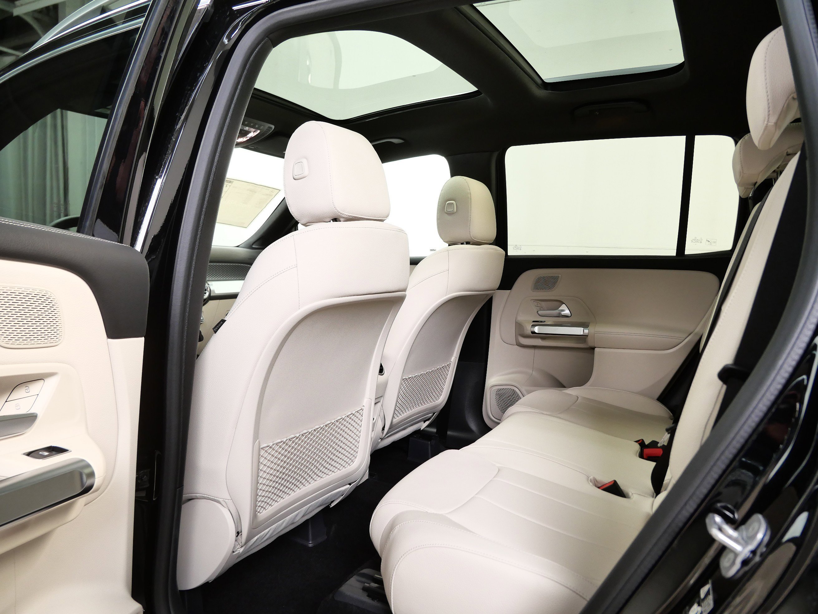 New 2026 Night Black Mercedes-Benz GLB 250 image 9