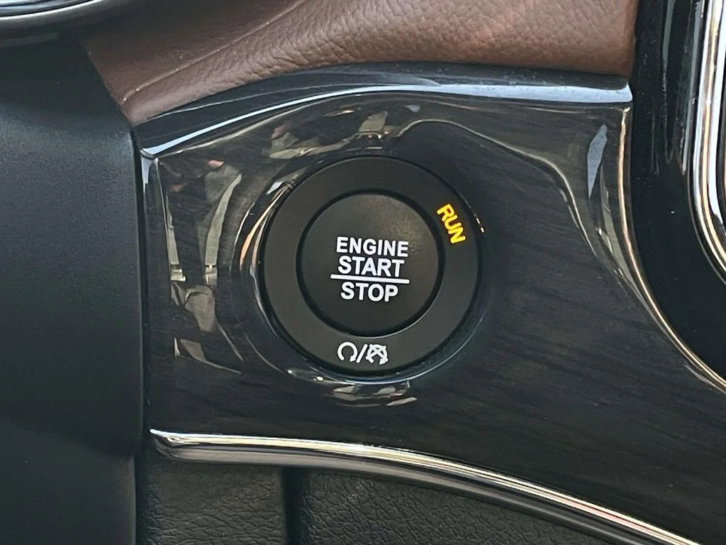 Used 2020 Diamond Black Crystal Pearlcoat Jeep Overland image 13