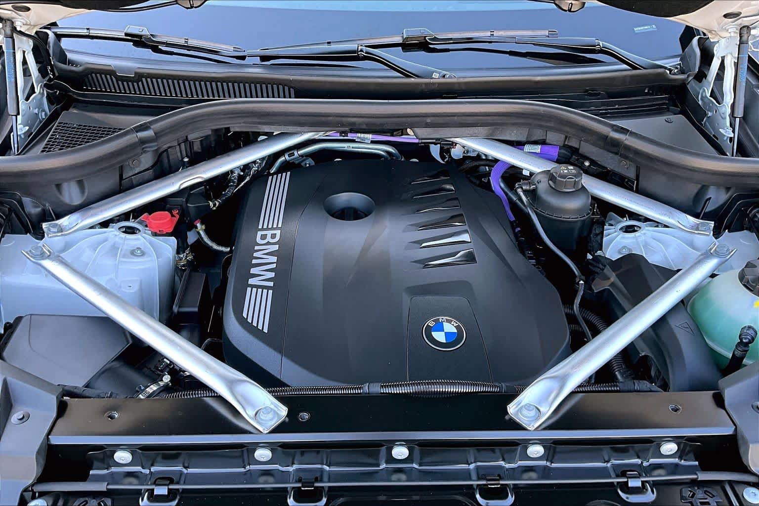 New 2026 Mineral White Metallic BMW xDrive40i image 16