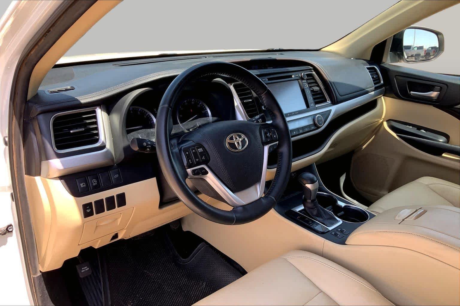 Used 2019 Blizzard Pearl Toyota XLE image 17