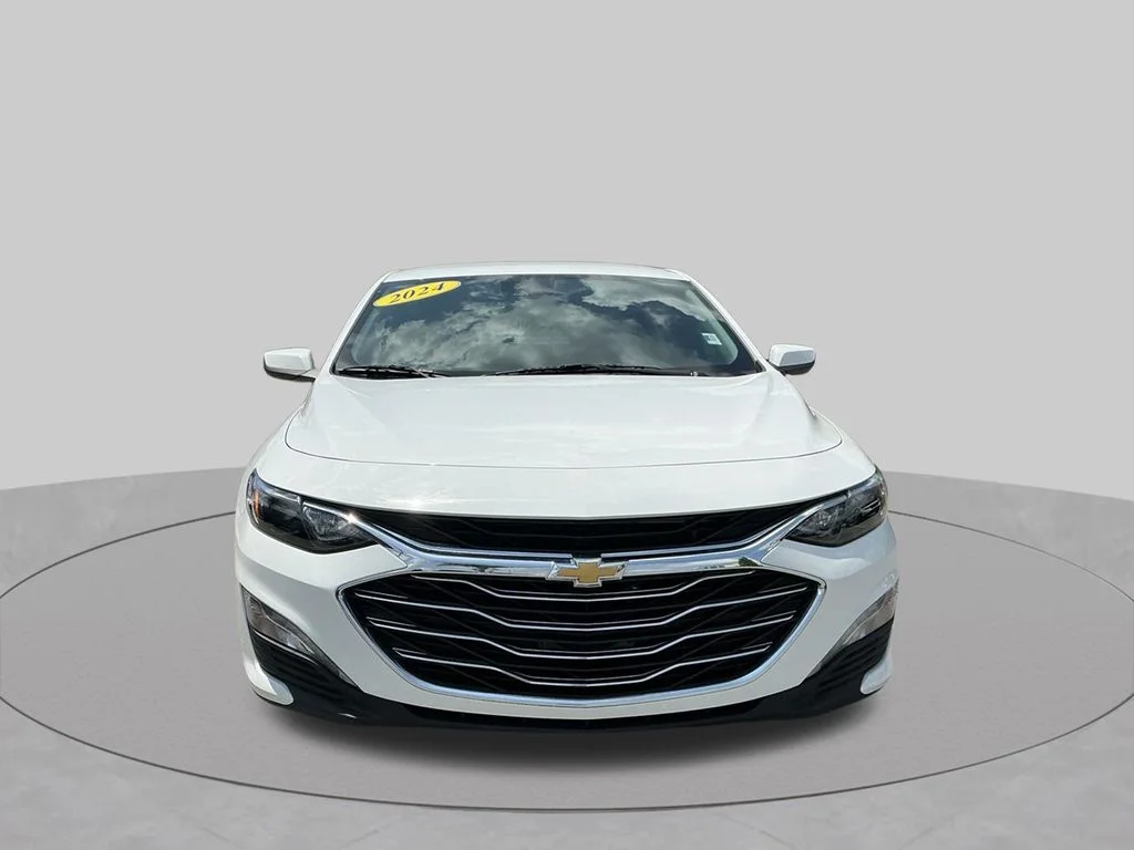 Used 2024 White Chevrolet LT image 17