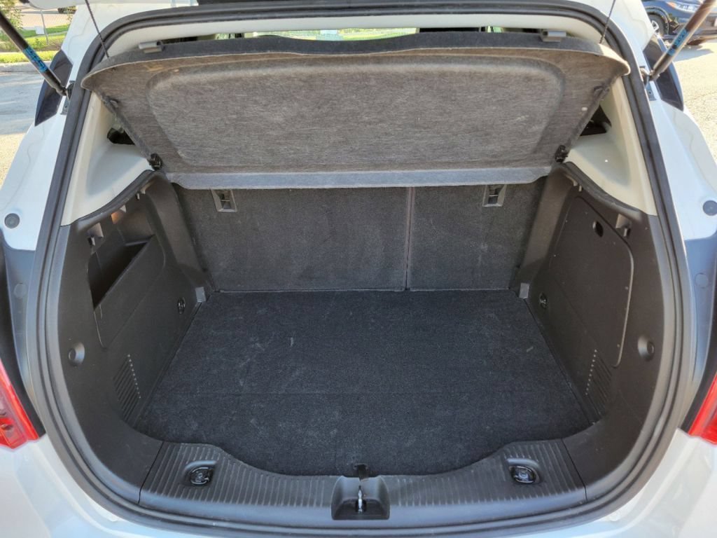 Used 2018 Summit White Buick Essence image 21