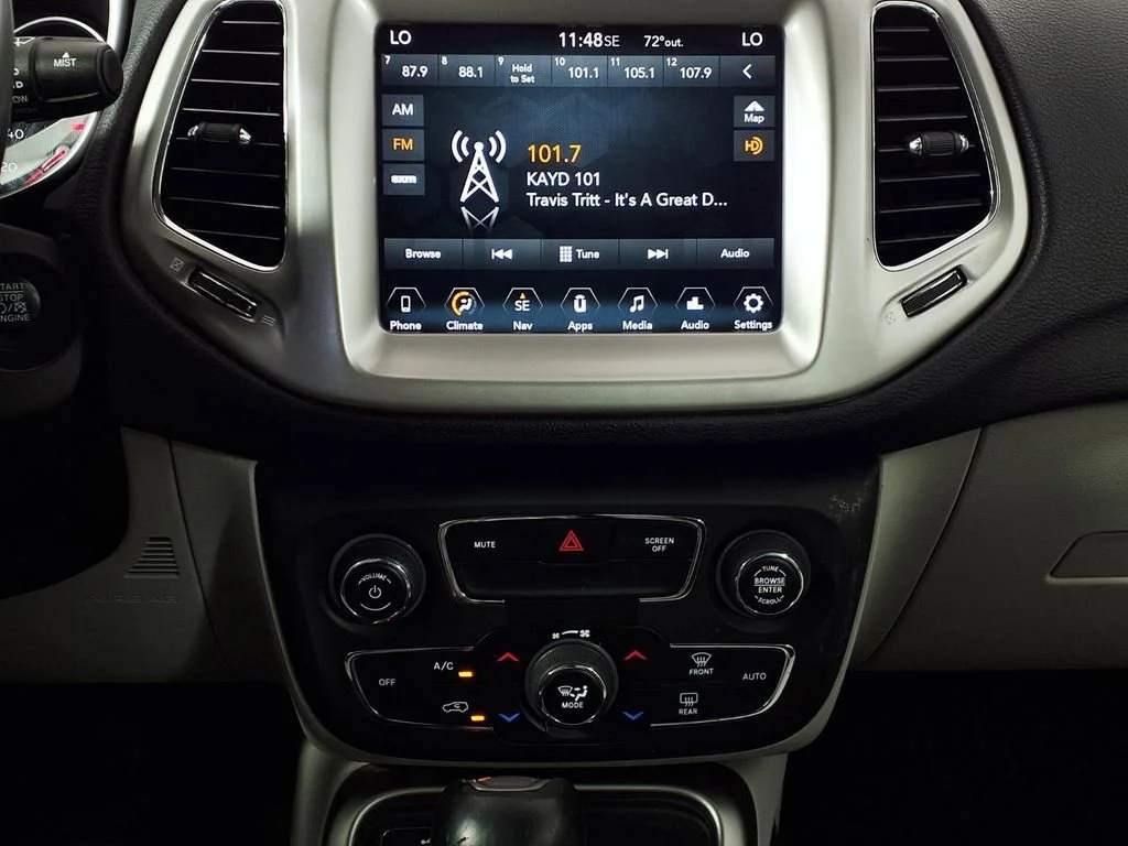 Used 2018 White Clearcoat Jeep Latitude image 22