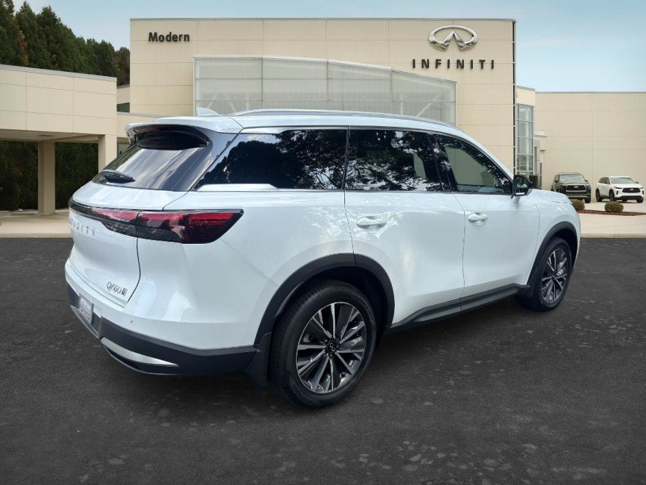 New 2027 Radiant White INFINITI LUXE image 5