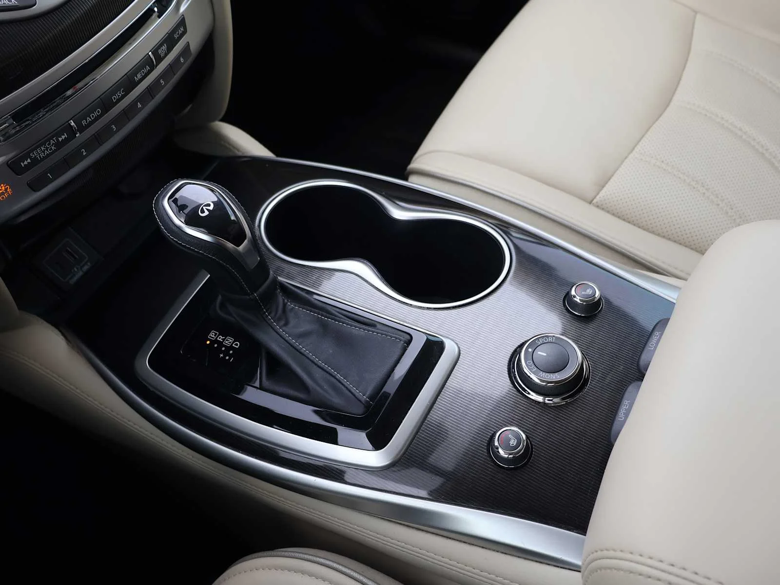 Used 2019 Majestic White INFINITI LUXE image 21