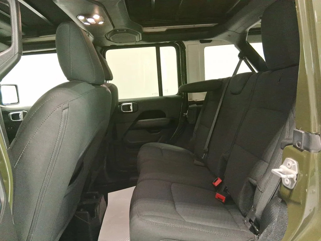 Used 2022 Green Jeep Unlimited Sahara image 9