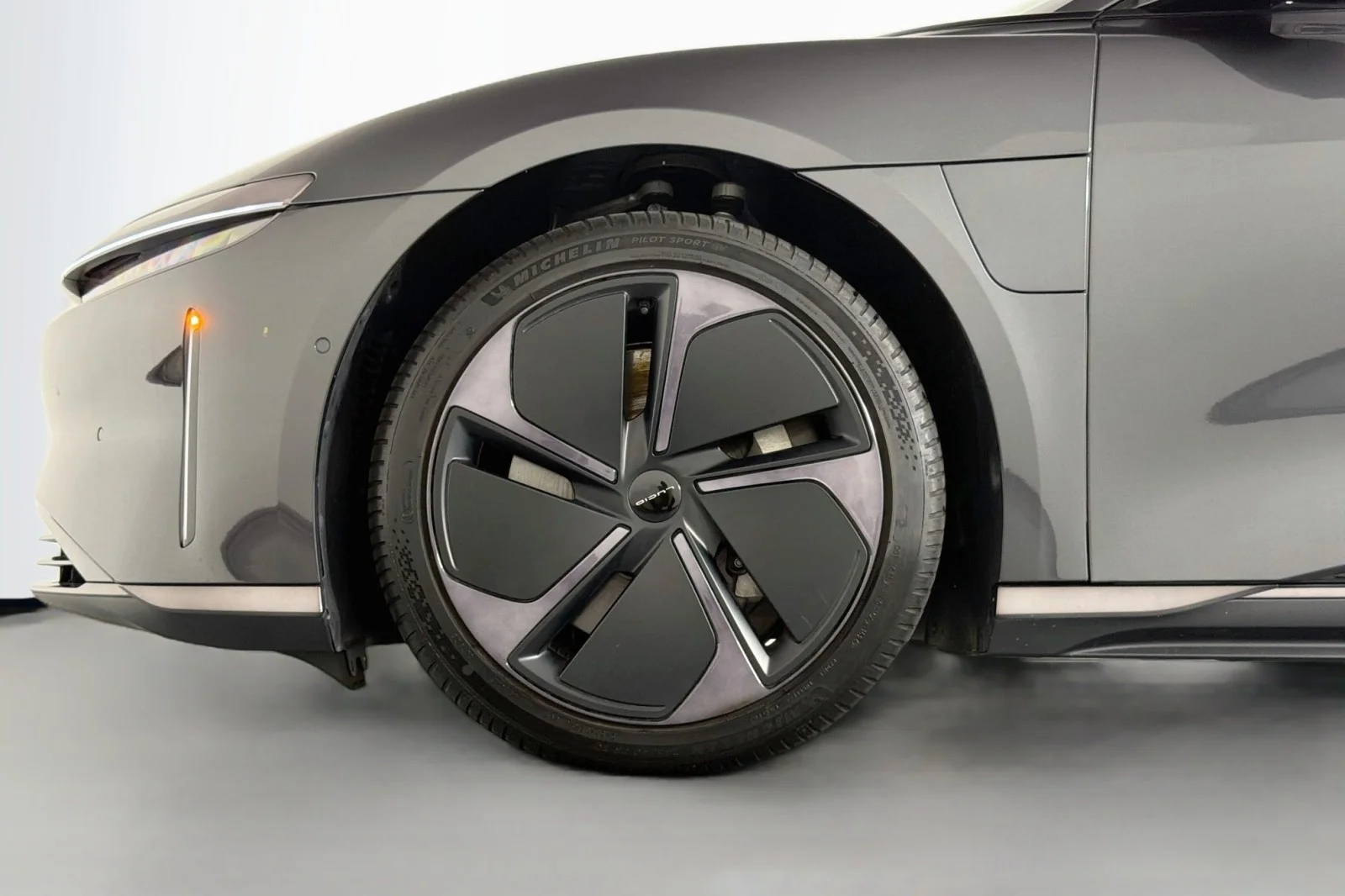 Used 2025 GRAY Lucid Touring image 10