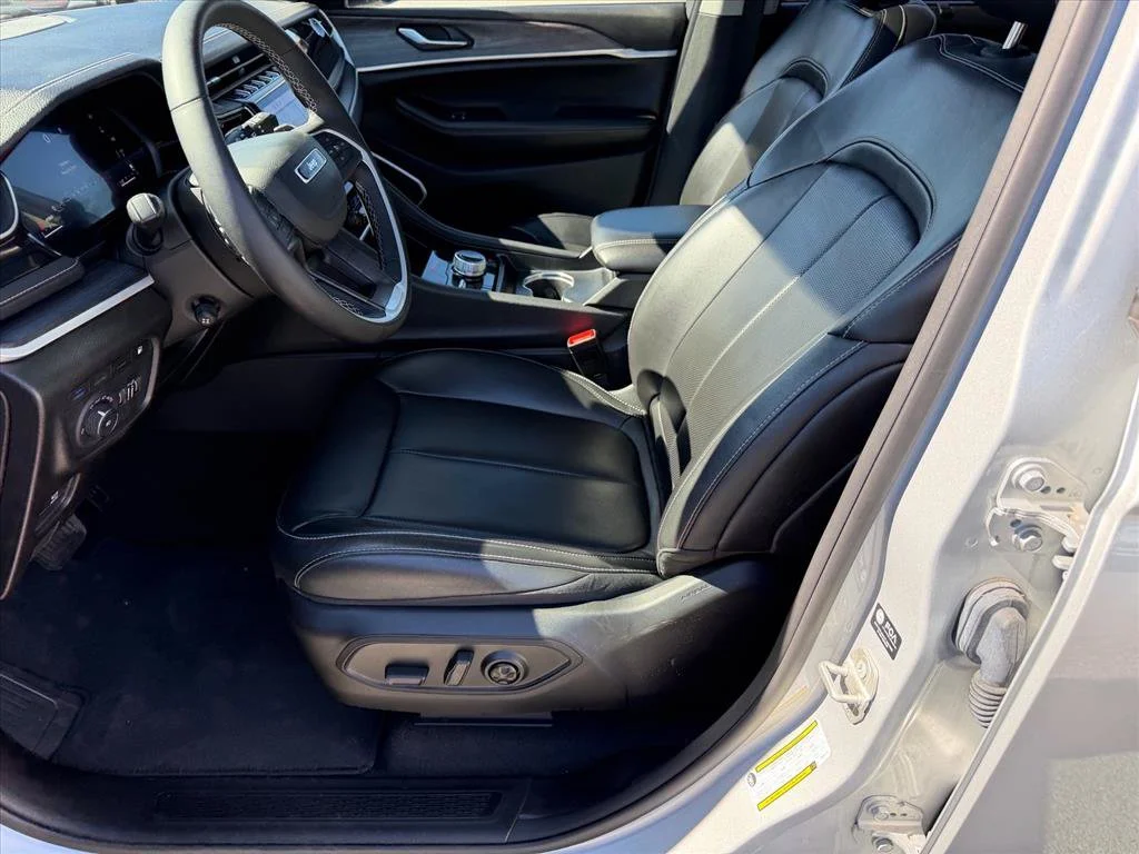 Used 2023 Silver Jeep 4xe image 8